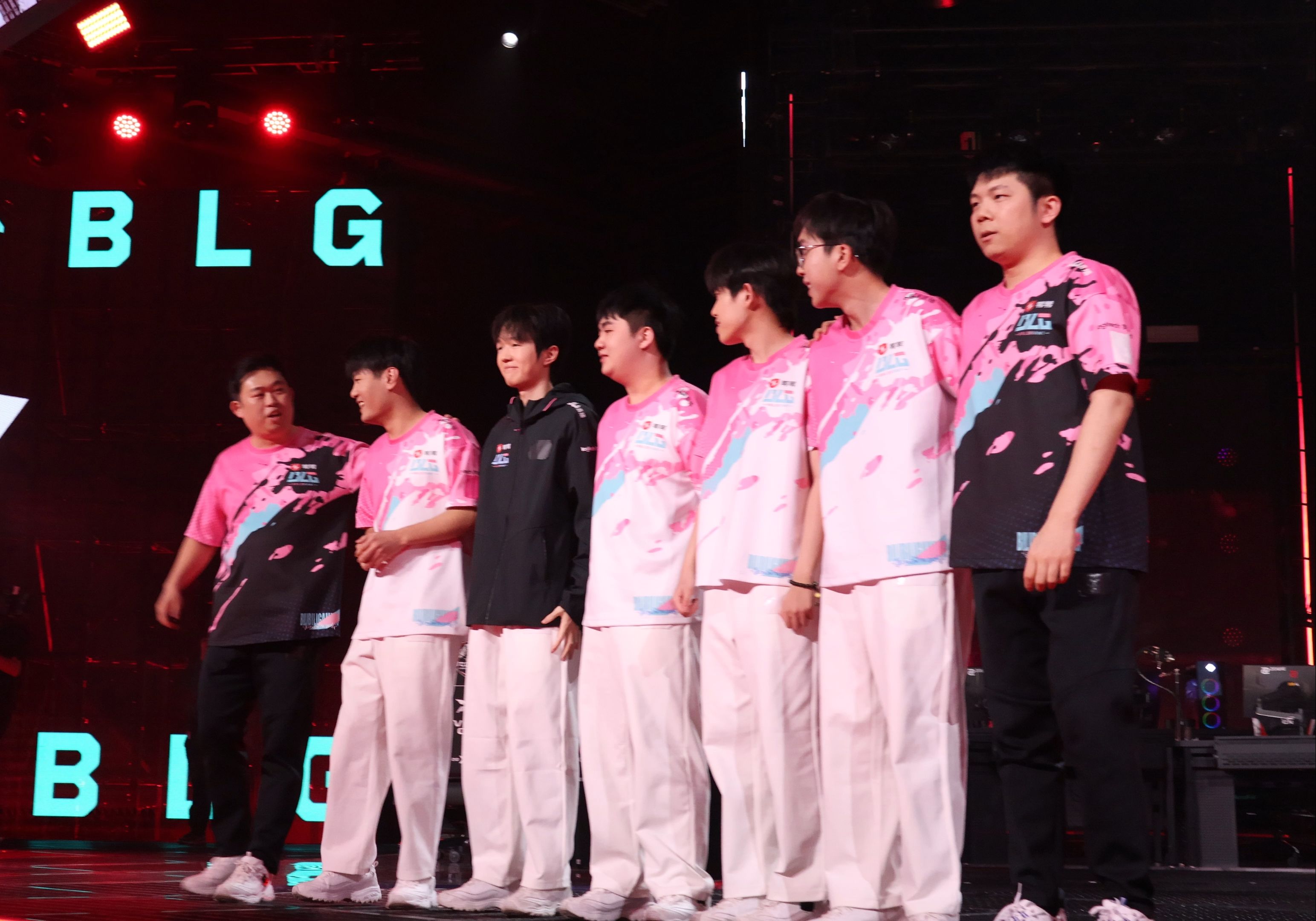 PSG力克EG，CoreJJ打出惊人五杀焦点之战小组赛，让粉丝疯狂欢呼