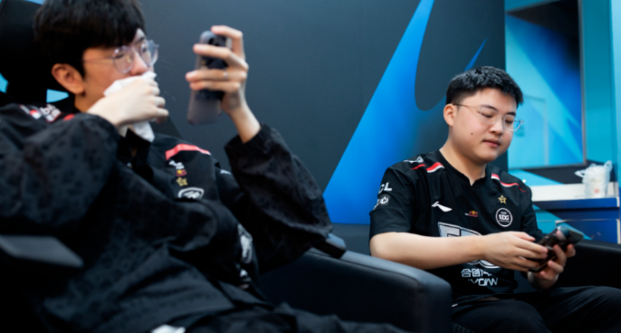 RNG鏖战MAD，Uzi打出惊人五杀激烈交锋半决赛，让粉丝疯狂欢呼