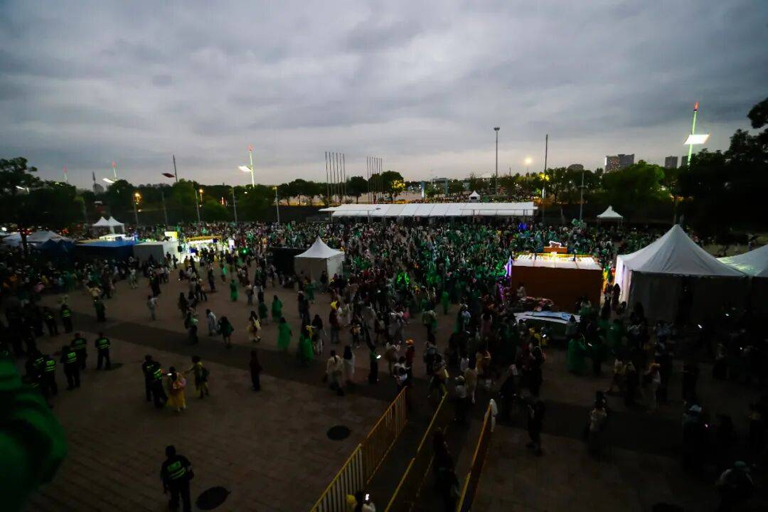 场面火爆!赛车观众席沸腾不已的简单介绍 场面火爆!赛车观众席沸腾不已的简单介绍