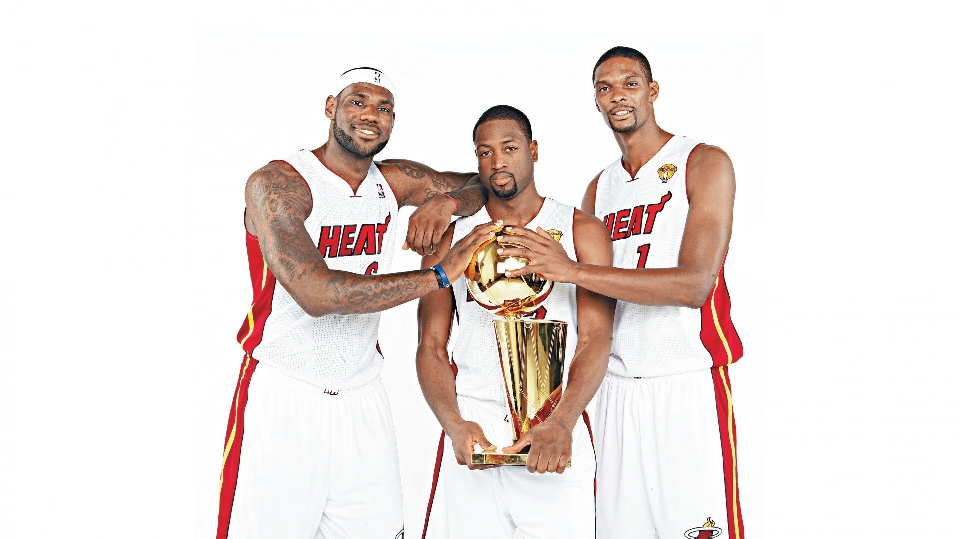 铁血与橄榄枝，从NBA季后赛到巴黎制霸中东，竞技场如何折射地缘政治的暗影？